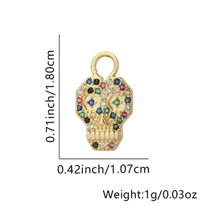 Detailansicht eines goldenen Totenkopf-Anhängers mit bunten Zirkonia und Maßen