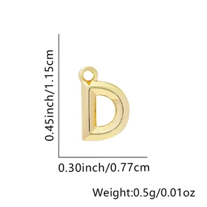 Specifiche dettagliate delle dimensioni del ciondolo dorato lettera D con finitura lucida