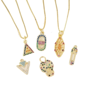 Set aus goldenen Ketten mit geometrischen Anhängern und bunten Zirkoniasteinen besetzt