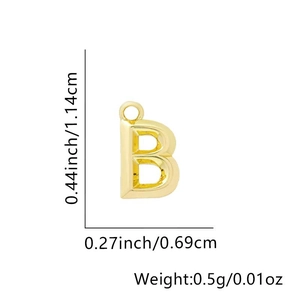 Dimensioni dettagliate di un ciondolo lettera B in oro lucido con etichette di misura