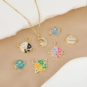 Ensemble bijoux célestes dorés avec pendentifs lune et planètes en émail coloré