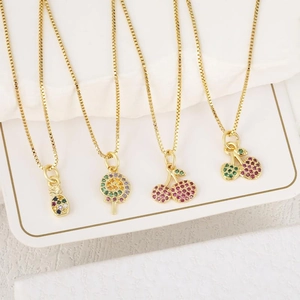 Collane dorate con ciondoli a forma di ananas, lecca-lecca e ciliegia con zirconi colorati