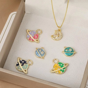 Ensemble de charms planète Saturne en émail et collier lune en alliage doré