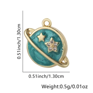 Détail du pendentif Saturne en émail bleu avec étoile montrant taille 1,3cm et poids 0,5g