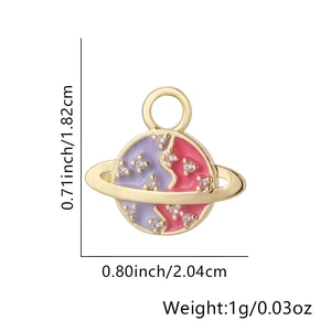 Dimensions détaillées du pendentif planète dorée avec émail violet et zircons