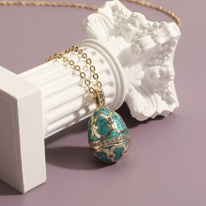 Halskette mit Vintage-Eieranhänger im Fabergé-Stil, grünem Emaille und Goldmuster