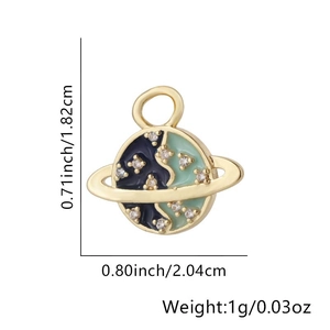Détail d'un pendentif planète avec dimensions 1,82 cm par 2,04 cm et un poids de 1 g