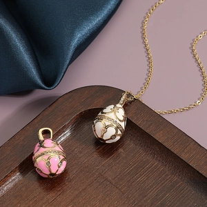Halskette mit Vintage-Eianhänger im Faberge-Stil mit goldenem Filigran und Kristallen