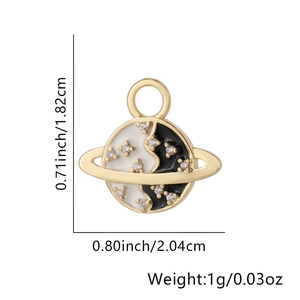 Dimensions du pendentif planète en émail noir et blanc avec zircons et dorure fine