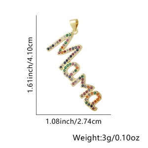 Dettaglio con dimensioni del ciondolo Mama in zirconi colorati di 4,10 per 2,74 cm