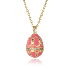 Detail eines rosa Emaille-Anhängers im Faberge-Stil mit Goldmuster und weißen Strasssteinen