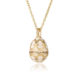 Detail eines Faberge-Stil Eianhängers mit Emaille, Goldmuster und kleinen Kristallen