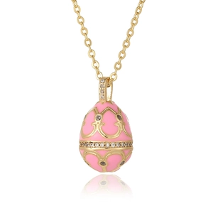 Detailansicht eines rosa emaillierten Fabergé-Eieranhängers mit goldenen Blumenmotiven