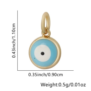 Dettaglio del ciondolo occhio del male placcato oro con dimensioni di 1,10 cm