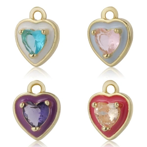 Quattro ciondoli a cuore in zircone con montatura dorata in smalto bianco, blu, viola e rosso