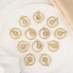 Set collana con ciondoli dorati e zirconi intarsiati, motivi animali, cuore e croce