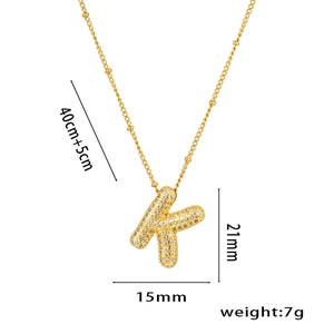Collier en plaqué or 18 carats avec pendentif lettre K serti et détails de mesure