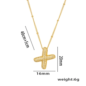 Collier plaqué or 18 carats avec pendentif croix en zircon et détails de chaîne perle