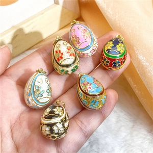 Ciondoli a uovo in smalto stile Fabergé con intricati motivi floreali dorati