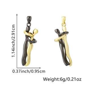 Détail du pendentif étreinte avec dimensions 2.91cm et spécifications de poids