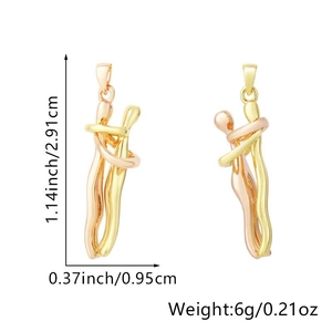 Détail des pendentifs couple enlacé en or rose et or avec dimensions du produit