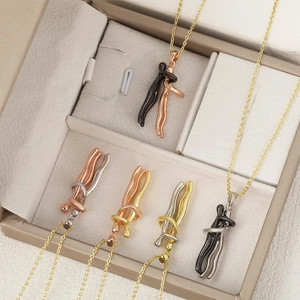Colliers avec pendentif câlin minimaliste pour couples en diverses finitions métalliques