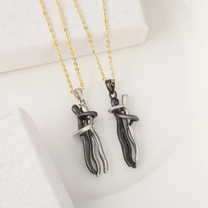 Collier avec pendentif couple qui s'embrasse en finition dorée et argentée