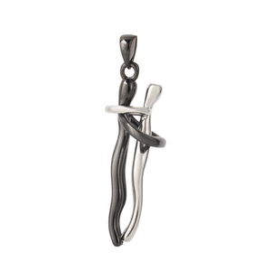 Collier romantique bicolore avec pendentif abstrait représentant un couple s'enlaçant