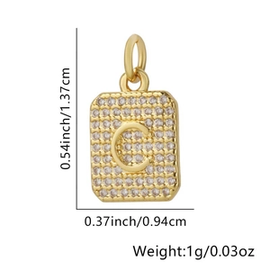 Dettaglio del ciondolo quadrato dorato con lettera C in zirconi, dimensioni 1,37 cm