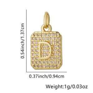 Dettaglio macro del ciondolo lettera D in zirconia con dimensioni 1,37 cm per 0,94 cm