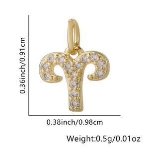 Detailweergave van Ram-hanger met zirkonia en gouden afwerking met afmetingen