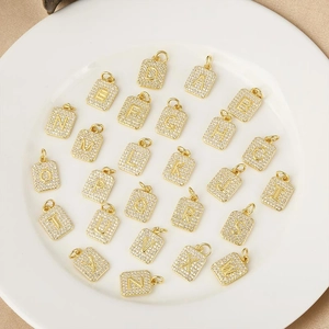 Set dettagliato di 26 ciondoli quadrati dorati con lettere in zircone scintillante A-Z