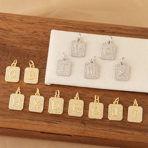 Ciondolo con Lettera Iniziale in Rame e Zirconia Alfabeto Quadrato Cubic Zirconia Micro Pave Charm Gioielli Accessori Donna Oro Argento