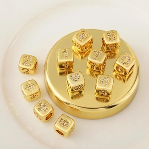 Macro di perle a cubo placcate oro con numeri in zircone scintillante e motivi a cuore