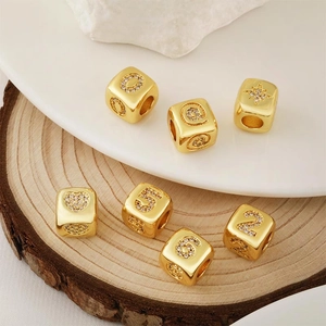 Macro di perline cubiche placcate oro con numeri intarsiati in zirconi per gioielli DIY