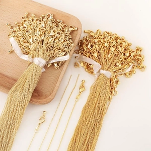 Détail de chaînes à maillons dorées avec fermoirs mousquetons pour la création de bijoux DIY