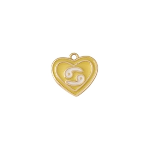Ciondolo a cuore dorato con smalto giallo e segno zodiacale Cancro su sfondo bianco