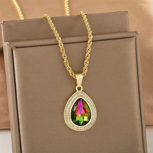 Elegante collana a corda dorata con ciondolo a goccia colorato e bordo di cristalli