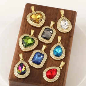 Eleganti ciondoli in pietre preziose a goccia e cuore in vari colori con cornici in zircone