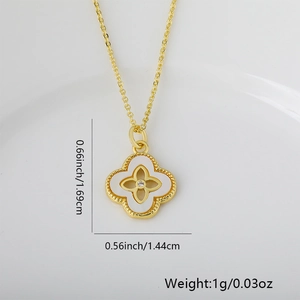 Vista detallada de un colgante trébol chapado en oro 18K con dimensiones y peso