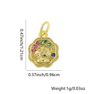 Detalle de un colgante de tigre dorado de 1,21 cm con piedras preciosas de colores