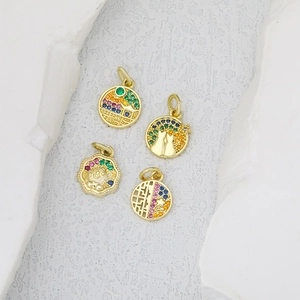 Cuatro colgantes bañados en oro de 18K con circonitas de colores y formas creativas