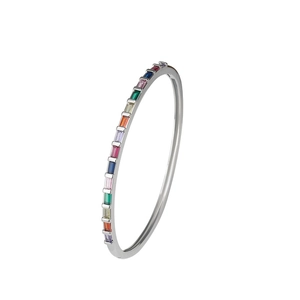 Bracciale minimale in argento con pietre rettangolari sfumate arcobaleno su fondo bianco
