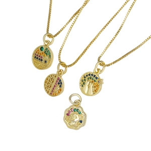 Collares bañados en oro con colgantes de circonita de colores y diseños de gatos