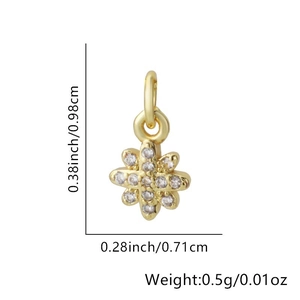 Dettagli dimensioni ciondolo a stella dorata con cristalli: 0,98 cm altezza e 0,71 cm larghezza