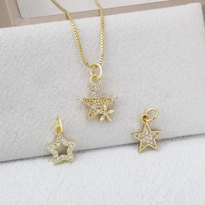 Collana con ciondolo a stella dorata con zirconi pavé su base testurizzata grigio chiaro