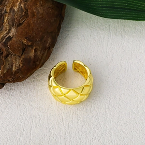 Anillo ajustable dorado para hombre con textura acolchada clásica y acabado metálico