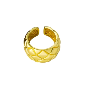 Anillo abierto minimalista moderno con patrón acolchado matelassé en oro de 18 quilates
