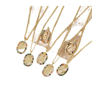 Collana con ciondolo a lettera placcata in oro con cornice ovale e zirconi colorati