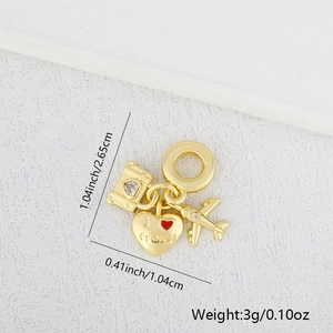 Detail von Gold-Reiseanhängern mit Koffer, Herzgravur und kleinem Flugzeug-Anhänger